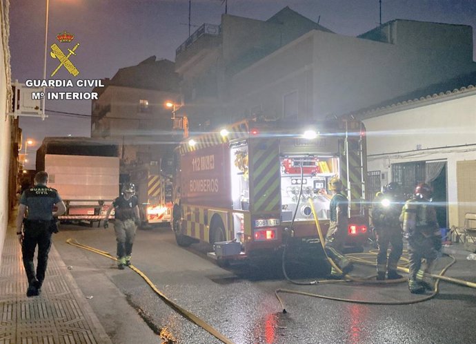 Archivo - Agentes de la Guardia Civil rescatan a un hombre que trataba de sofocar un incendio originado en su vivienda, en el término municipal de Jumilla (Murcia)