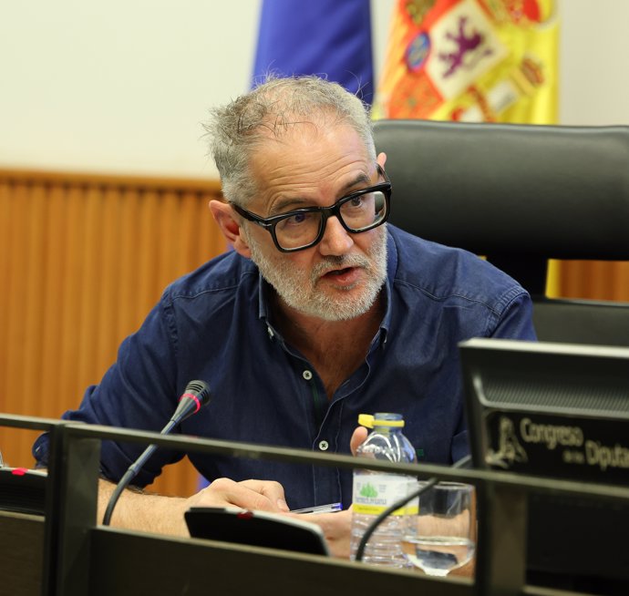 El portavoz de la Comisión de Sanidad del grupo parlamentario Sumar, Rafael Cofiño, durante el acto de presentación del VII Barómetro EsCrónicos, en el Congreso de los Diputados, a 22 de noviembre de 2024, en Madrid (España).