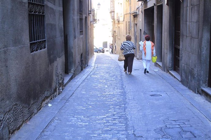 Archivo - Dos mujeres mayores pasean por una calle.