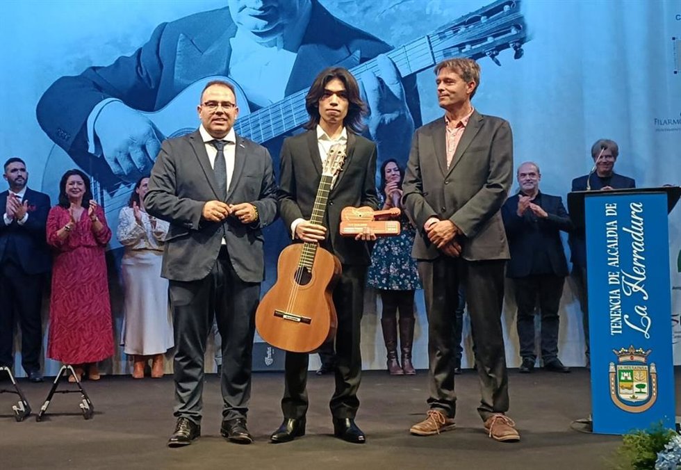 El guitarrista Fan Shilong, ganador del XXXIX Certamen Internacional de Guitarra Clásica Andrés Segovia de La Herradura, en el centro en la imagen, con el alcalde de Almuñécar, Juanjo Ruiz Joya, a su derecha