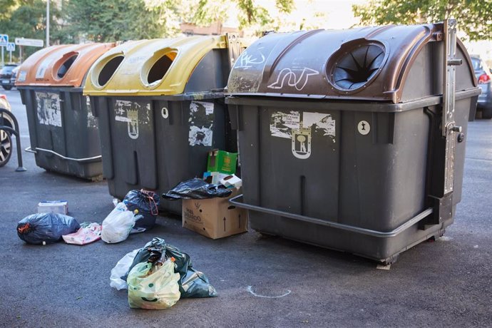 Archivo - Varios contenedores llenos de bolsas con comida, a 17 de agosto de 2023, en Madrid (España). 