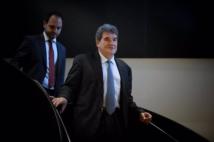 El gobernador del Banco de España, José Luis Escrivá, llega a las jornadas de Información Macroeconómica 2024, organizadas por la Asociación de Periodistas de Información Económica (APIE), en el Auditorio Allen & Overy, a 20 de noviembre de 2024, en Madri