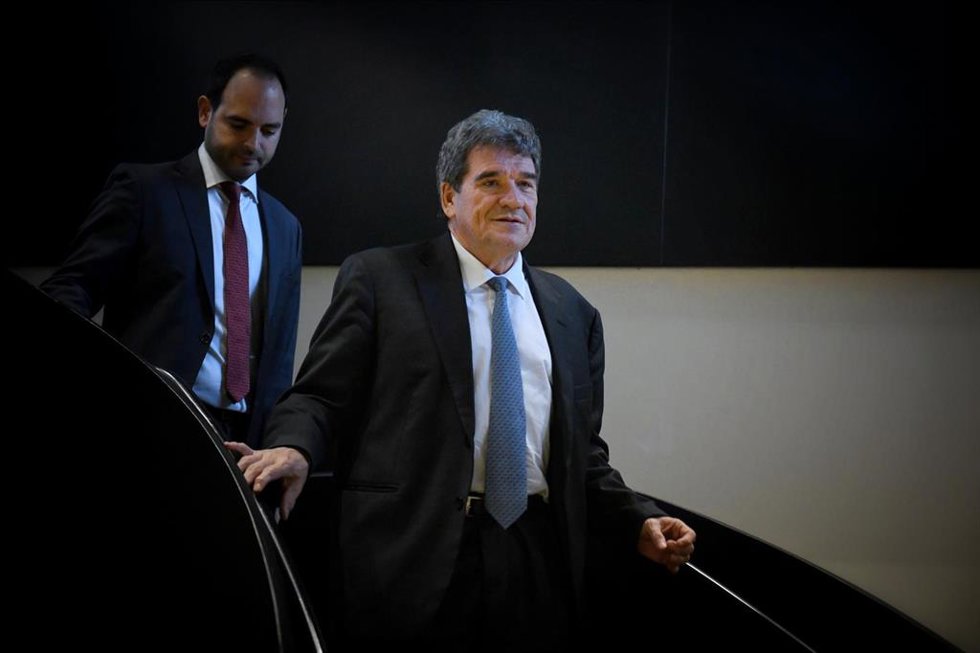 El gobernador del Banco de España, José Luis Escrivá, llega a las jornadas de Información Macroeconómica 2024, organizadas por la Asociación de Periodistas de Información Económica (APIE), en el Auditorio Allen & Overy, a 20 de noviembre de 2024, en Mad