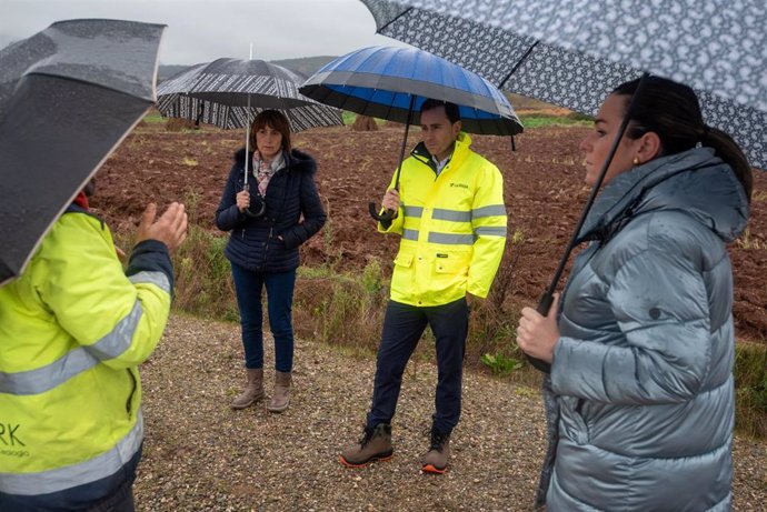 El consejero de Política Local, Infraestructuras y Lucha contra la Despoblación, Daniel Osés, ha visitado hoy, día 25, el proyecto del nuevo carril ciclopeatonal que se va construir para conectar las localidades de Bobadilla y Baños de Río Tobía.