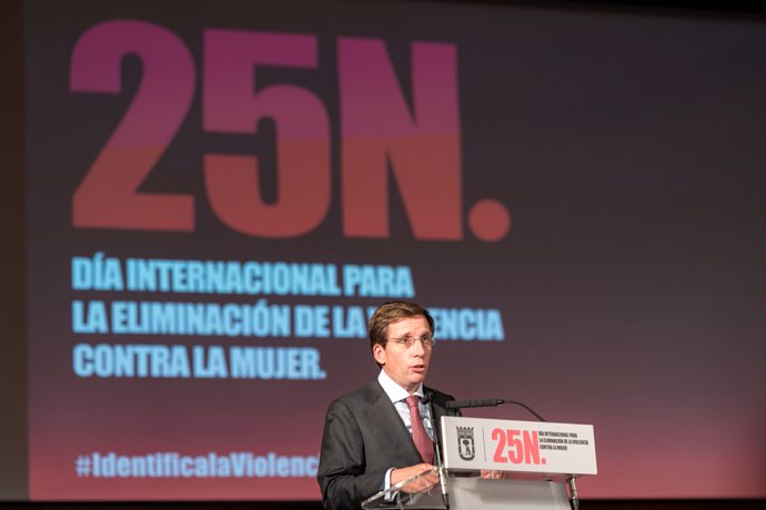 El alcalde de Madrid, José Luis Martínez-Almeida, preside el acto institucional conmemorativo del Día Internacional de la Eliminación de la Violencia contra la Mujer, en CentroCentro, a 25 de noviembre de 2024, en Madrid (España).