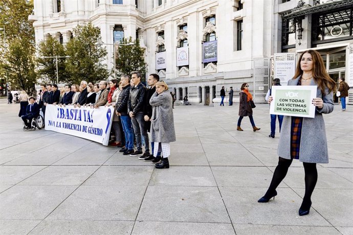 Archivo - Protesta ante Cibeles por asesinatos machistas con Vox fuera de la pancarta