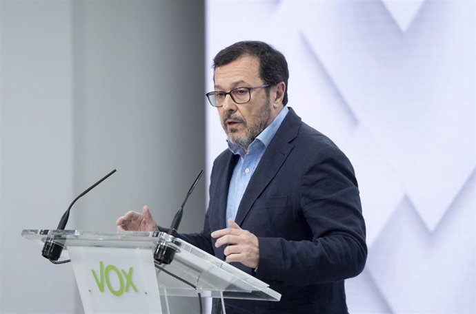 Archivo - El portavoz de Vox, José Antonio Fúster, durante una rueda de prensa tras la reunión del Comité de Acción Política de Vox, en la sede del partido.