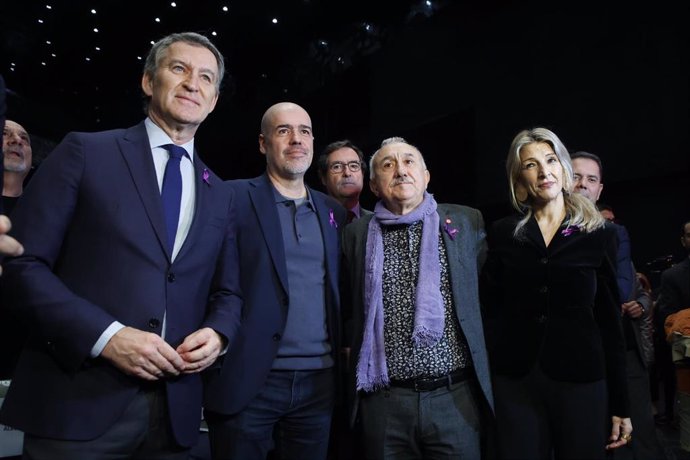 (I-D) El líder del PP, Alberto Núñez Feijóo, el secretario general de CC.OO, Unai Sordo, el secretario general de UGT Pepe Álvarez, y la vicepresidenta segunda y ministra de Trabajo y Economía Social, Yolanda Díaz, posan durante el 44 Congreso Confederal 