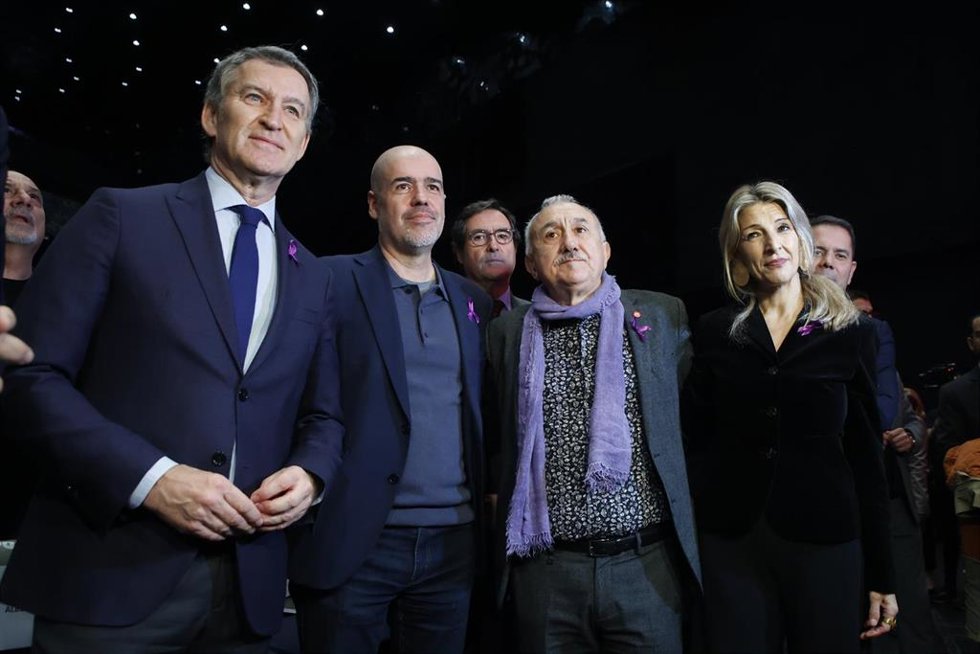 (I-D) El líder del PP, Alberto Núñez Feijóo, el secretario general de CC.OO, Unai Sordo, el secretario general de UGT Pepe Álvarez, y la vicepresidenta segunda y ministra de Trabajo y Economía Social, Yolanda Díaz, posan durante el 44 Congreso Confedera