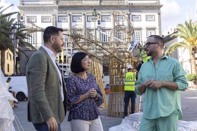 La alcaldesa de Las Palmas de Gran Canaria, Carolina Darias el concejal de Cultura, Josué Íñiguez,y el director artístico Josué Quevedo supervisan el montaje de la iluminación y la decoración de Navidad