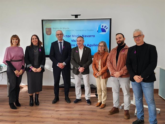 El consejero de Educación y Formación Profesional, Víctor Marín, visitó el IES Pedro García Aguilera, junto con el alcalde de Moratalla, Juan Soria.