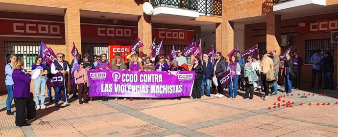 Acto frente a la sede de CCOO Extremadura en Mérida con motivo del 25N