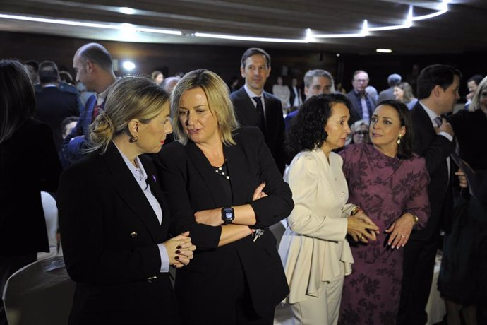 Concersación entre las presidentas de la Junta, María Guardiola, y de la Asamblea, Blanca Martín, junto a la presidenta del TSJEx, María Félix Tena, en el acto institucional por el 25N.