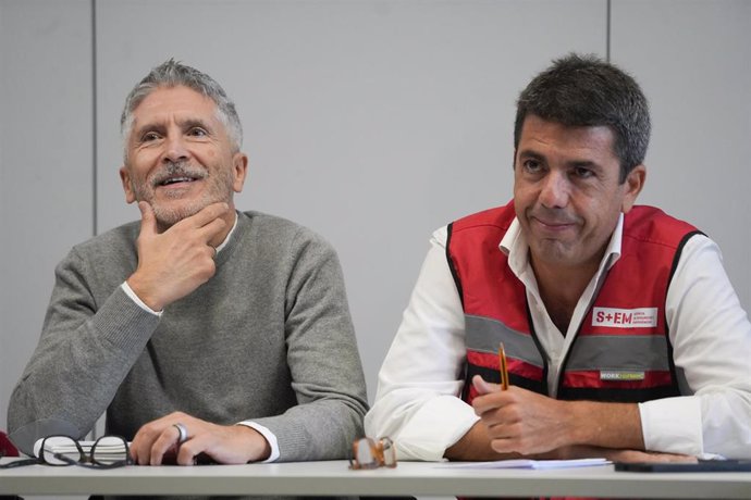 El ministro del Interior, Fernando Grande-Marlaska (i), y el 'president' de la Generalitat, Carlos Mazón (d), en una imagen de archivo durante la reunión del Centro de Coordinación Operativo Integrado (CECOPI)