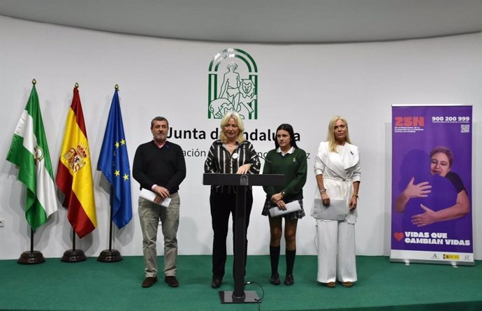 La delegada de la Junta de Andalucía en Cádiz, Mercedes Colombo, presidiendo el acto institucional por el Día Internacional de la Eliminación de la Violencia contra las Mujeres en la provincia.