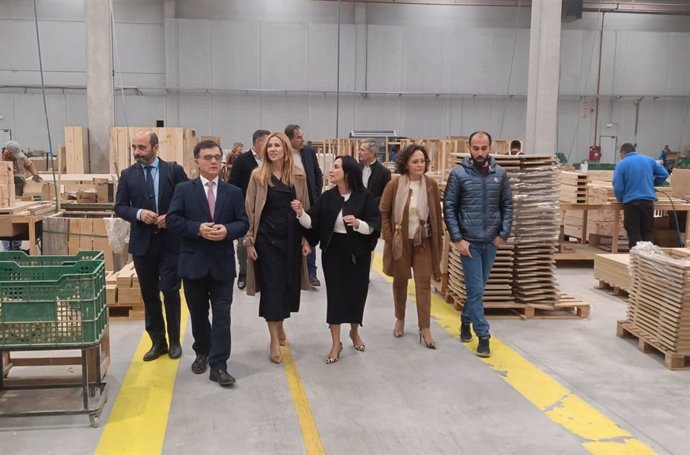 La consejera, Marisa López Aragón, durante la visita a una de las empresas del mueble