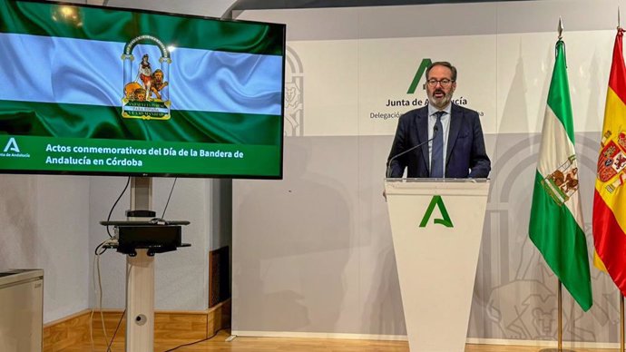 Adolfo Molina presenta las actividades del Día de la Bandera de Andalucía.