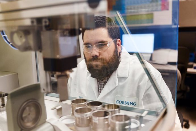 Archivo - Trabajador en una fábrica de cristales de Corning.