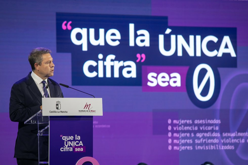 El presidente de C-LM, Emiliano García-Page, en el acto institucional celebrado en Munera con motivo del 25N.