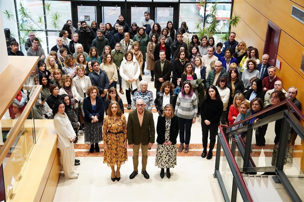 Foto de familia del acto de lectura del manifiesto por el Día Internacional de Eliminación de la Violencia contra la Mujer