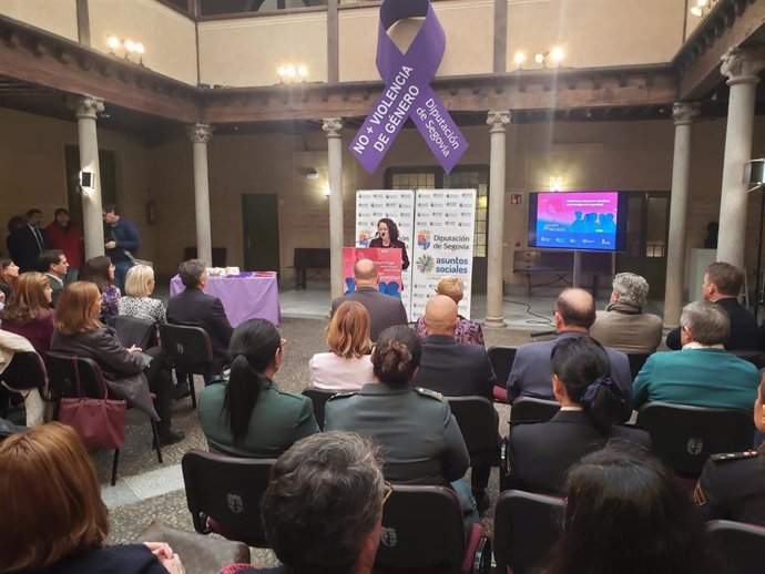 La diputada de Igualdad, Pilar Martín, presenta el juego 'scape room' y el resto de contenidos de la campaña.