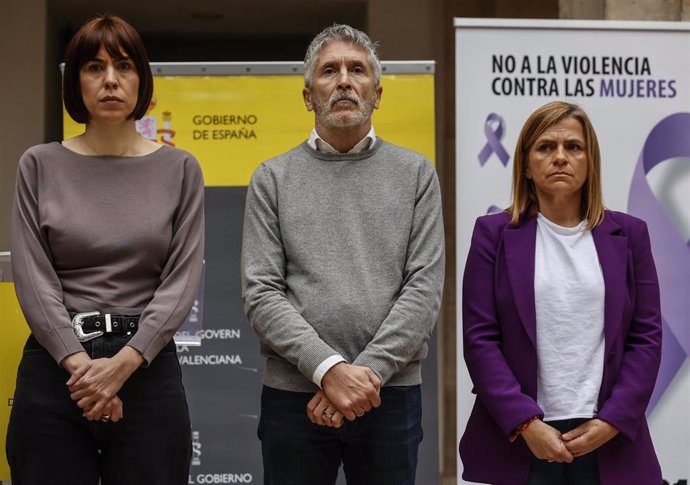 (I-D) La ministra de Ciencia, Diana Morant, el ministro de Interior, Fernando Grande-Marlaska y la delegada del Gobierno, Pilar Bernabé, durante un acto por el Día Internacional para la Eliminación de la Violencia contra las Mujeres