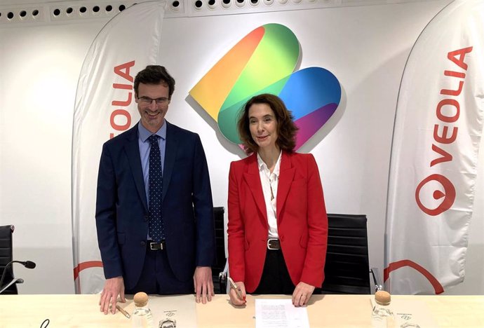 La ceo de Veolia, Estelle Brachlianoff, y el director general de Mercabarna, Pablo Vilanova.