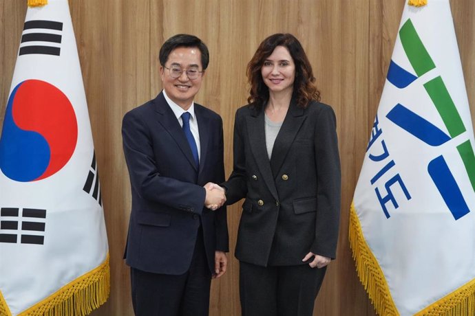 La presidenta de la Comunidad de Madrid, Isabel Díaz Ayuso, ha mantenido este lunes una reunión de trabajo con el gobernador de la provincia surcoreana de Gyeonggi, Kim Dong-yeon.