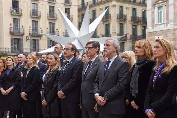 Minuto de silencio este lunes por el 25N, con asistencia de Salvador Illa, Jaume Collboni, Josep Rull, Eva Menor, Lluïsa Moret y otros representantes políticos, en la plaza Sant Jaume de Barcelona