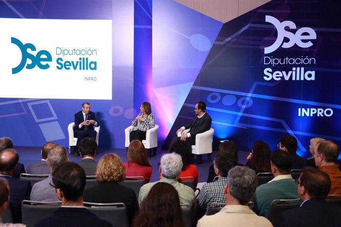 El presidente de la Diputación, Javier Fernández, (1i), junto con el Secretario de Estado de Telecomunicaciones,,Antonio Hernando (1d), interviene en la inauguración de la XI edición de la Feria de Innovación y Nuevas Tecnologías