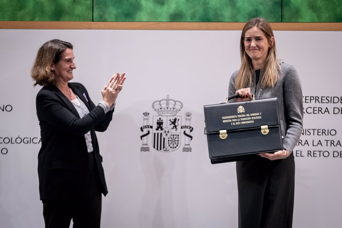 (I-D) La vicepresidenta tercera y ministra para la Transición Ecológica y el Reto Demográfico, Teresa Ribera, entrega la cartera del ministerio a  Sara Aagesen, hasta ahora secretaria de Estado de Energía, en la sede del Ministerio, a 25 de noviembre de 2