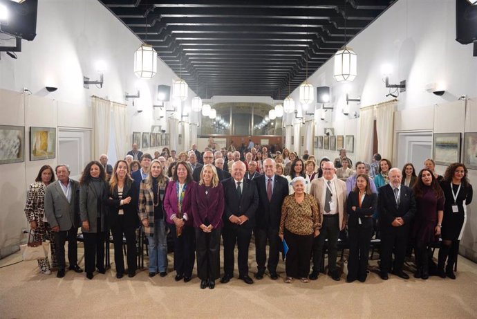 Imagen de este lunes de la foto de familia del acto de presentación del movimiento 'A la vejez, vitales', celebrado en el Parlamento con la presencia de su presidente, Jesús Aguirre, y de la consejera de Salud, Rocío Hernández.