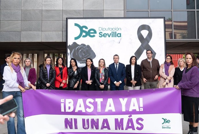 Imagen de la concentración en la Diputación de Sevilla