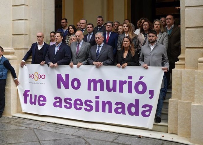 Imagen de la concentración ante el Ayuntamiento de Sevilla por el asesinato machista de Estepa