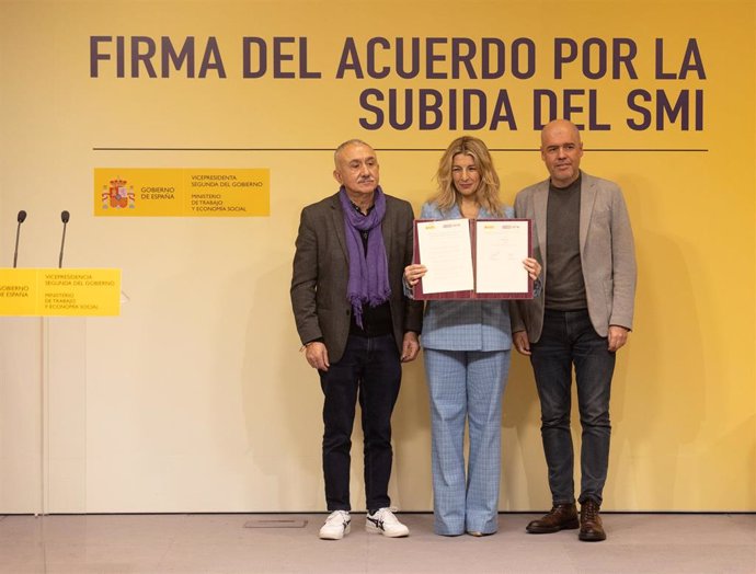 Archivo - La vicepresidenta segunda del Gobierno y ministra de Trabajo y Economía Social, Yolanda Díaz (c), junto a los secretarios generales de CCOO, Unai Sordo (d), y de UGT, Pepe Álvarez (i), durante la firma del acuerdo para la subida del SMI de 2024