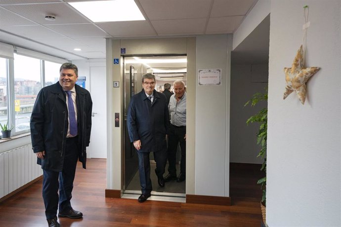 El alcalde de Bilbao, Juan Mari Aburto, en el ascensor del centro de la asociación de mayores de Zorrotza.