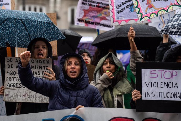 Trabajadoras de la red contra la violencia de género de Madrid, durante la huelga convocada para municipalizar todos los recursos destinados a la atención de víctimas, en la Puerta del Sol, a 25 de noviembre de 2024, en Madrid (España). 