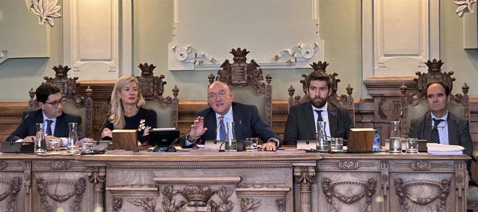 Mesa presidencial del Pleno del Ayuntamiento de Valladolid.