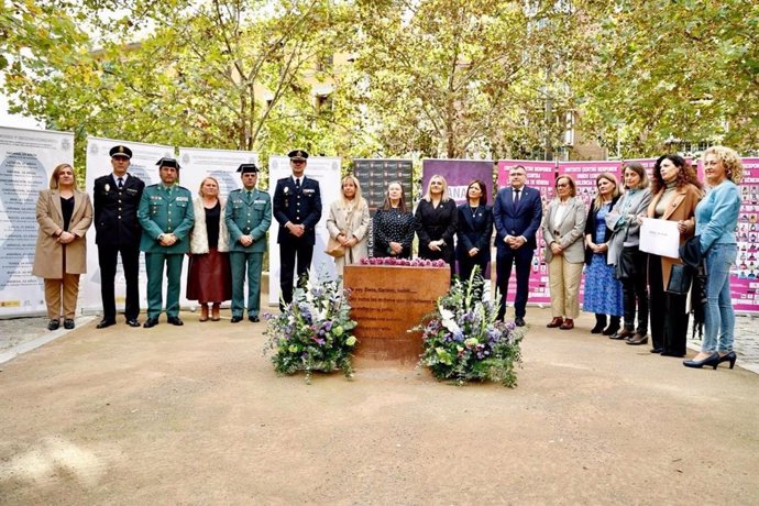 Acto institucional organizado por el Ayuntamiento en la Plaza del Humilladero con, entre otras autoridades, la alcaldesa, Marifrán Carazo, y el subdelegado del Gobierno en Granada, José Antonio Montilla