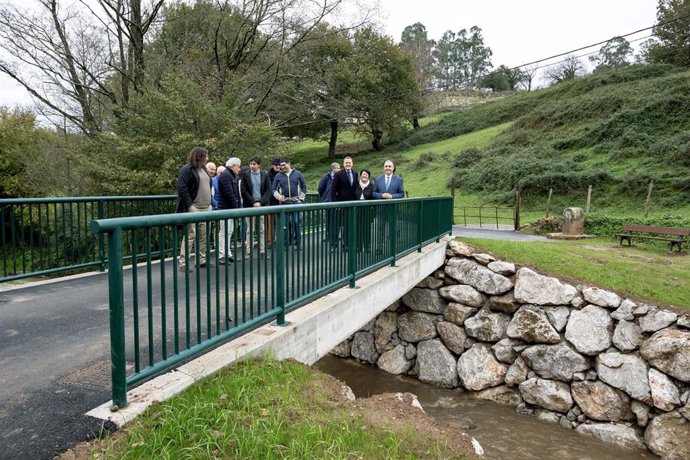 El consejero de Fomento, Roberto Media, inaugura la ampliación del puente sobre el arroyo Tejas