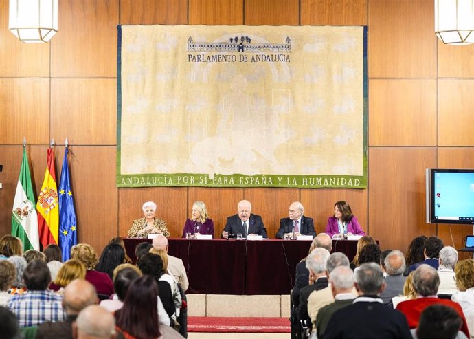 La consejera de Salud y Consumo, Rocío Hernández, el presidente de la Confederación Española de Organizaciones de Mayores (Ceoma), José Luis Fernández, en un acto celebrado en el Parlamento de Andalucía, en presencia de su presidente, Jesús Aguirre.