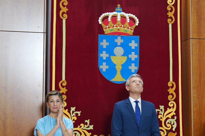 Archivo - El hasta ahora vicepresidente primero de la Xunta de Galicia, Alfonso Rueda, junto a la vicepresidenta Segunda del Gobierno y Ministra de Trabajo y Economía Social, Yolanda Díaz, en su toma posesión como presidente, en el Parlamento de Galicia, 