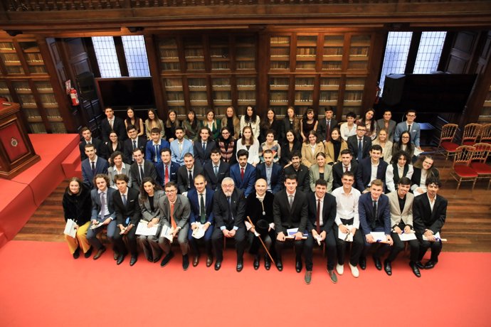 El rector de la Universidad de Oviedo, Ignacio Villaverde, con el alumnado premiado con motivo de la festividad de Santa Catalina de Alejandría