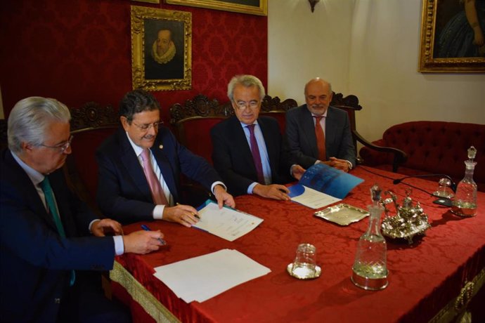 El rector de la Universidad CEU Fernando III, José Alberto Parejo; el director de la Real Academia Sevillana de Buenas Letras, Pablo Gutiérrez-Alviz; y el vicepresidente de la Fundación Universitaria Fernando III El Santo, Juan Jurado, firman un convenio.