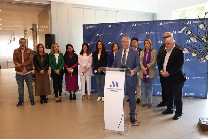 El presidente de la Diputación, Francisco Salado ha invitado a "a la reflexión y a la autocrítica" tanto a instituciones como a padres, con motivo de la conmemoración este lunes del Día Internacional de la Eliminación de la Violencia contra la Mujer.