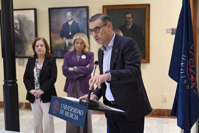 El rector de la UMU, José Luján, ha presidido el acto institucional para conmemorar el 25N