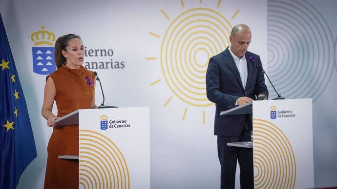 La consejera de Turismo y Empleo del Gobierno de Canarias, Jessica De León, y el portavoz del Ejecutivo, Alfonso Cabello,