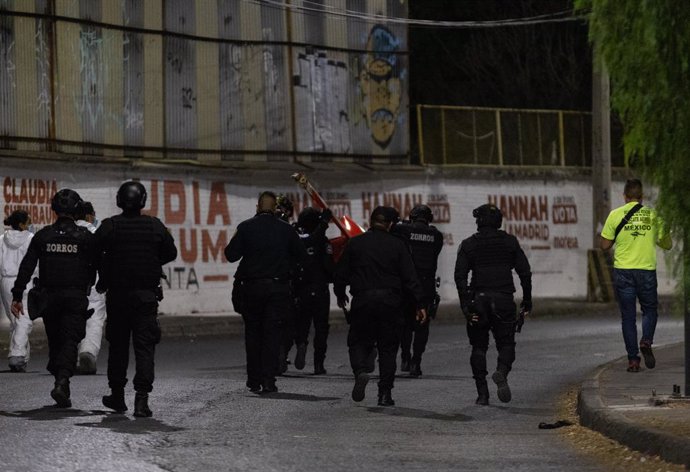 Archivo - MEXICO CITY, April 15, 2024  -- Police transfer a piece of a helicopter wreckage in Mexico City, Mexico, April 14, 2024. At least three people were killed after a helicopter crashed south of Mexico City, local authorities said Sunday.