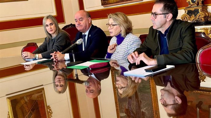 La delegada territorial de Empleo, Empresa y Trabajo Autónomo de la Junta en Málaga, Carmen Sánchez Sierra, y el alcalde, Manuel Barón, informan sobre el avance del programa 'Andalucía Activa' en la comarca antequerana