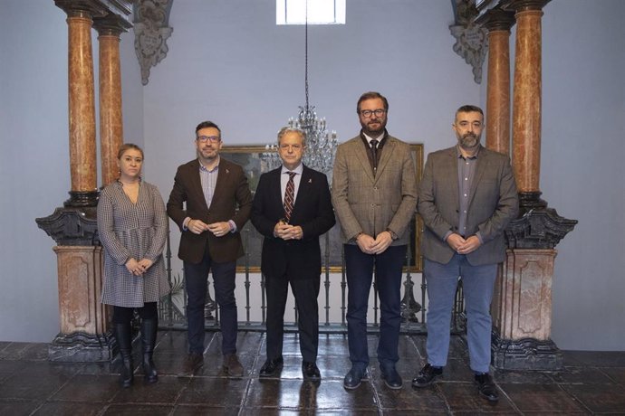 Salvador Fuentes (centro), entre los portavoces de los grupos provinciales.